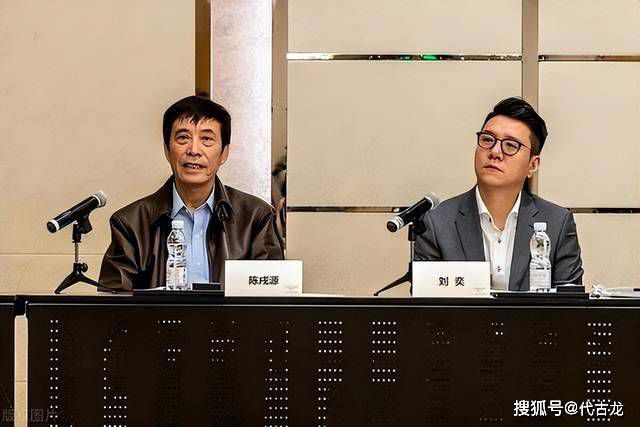 在床上跳舞的妻子